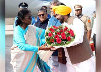 Punjab CM ਮਾਨ ਨੇ ਚੰਡੀਗੜ੍ਹ ਪਹੁੰਚਣ ‘ਤੇ ਰਾਸ਼ਟਰਪਤੀ ਮੁਰਮੂ ਦਾ ਕੀਤਾ ਸਵਾਗਤ Punjab CM ਮਾਨ ਨੇ ਚੰਡੀਗੜ੍ਹ ਪਹੁੰਚਣ ‘ਤੇ ਰਾਸ਼ਟਰਪਤੀ ਮੁਰਮੂ ਦਾ ਕੀਤਾ ਸਵਾਗਤ