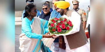 Punjab CM ਮਾਨ ਨੇ ਚੰਡੀਗੜ੍ਹ ਪਹੁੰਚਣ ‘ਤੇ ਰਾਸ਼ਟਰਪਤੀ ਮੁਰਮੂ ਦਾ ਕੀਤਾ ਸਵਾਗਤ Punjab CM ਮਾਨ ਨੇ ਚੰਡੀਗੜ੍ਹ ਪਹੁੰਚਣ ‘ਤੇ ਰਾਸ਼ਟਰਪਤੀ ਮੁਰਮੂ ਦਾ ਕੀਤਾ ਸਵਾਗਤ