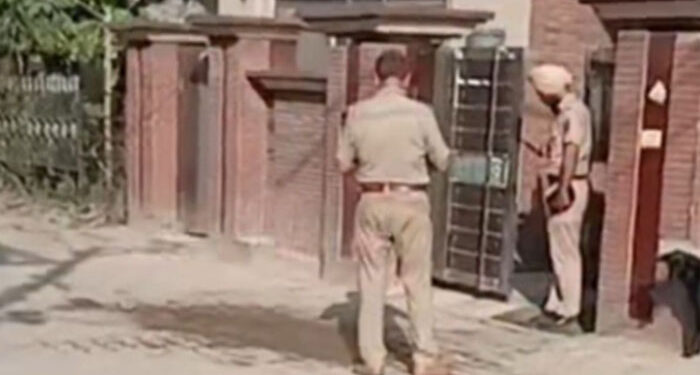Punjab: ਮੋਹਾਲੀ ‘ਚ ਕਾਂਗਰਸ ਪਾਰਟੀ ਦੀ ਸਾਬਕਾ ਕੌਂਸਲਰ ਦੇ ਘਰ ‘ਤੇ ਫਾਇਰਿੰਗ Punjab: ਮੋਹਾਲੀ ‘ਚ ਕਾਂਗਰਸ ਪਾਰਟੀ ਦੀ ਸਾਬਕਾ ਕੌਂਸਲਰ ਦੇ ਘਰ ‘ਤੇ ਫਾਇਰਿੰਗ