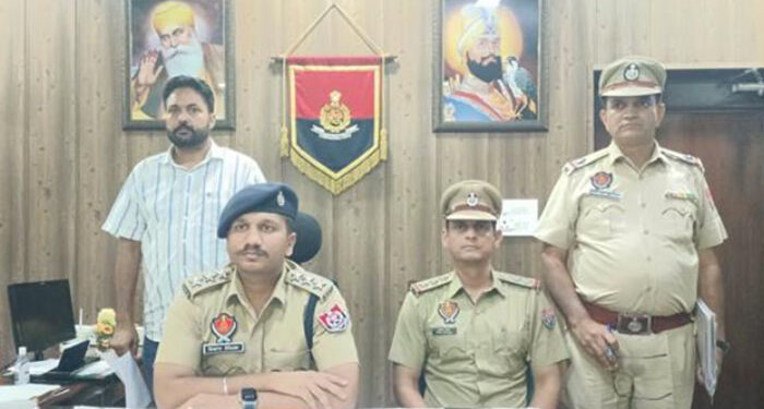 Punjab: ਖਰੜ ’ਚ ਕਥਿਤ ਦੜਾ-ਸੱਟੇ ਅਤੇ ਬੁੱਕੀ ਦੇ ਧੰਦੇ ਦਾ ਪਰਦਾਫਾਸ਼, 6 ਗ੍ਰਿਫ਼ਤਾਰ Punjab: ਖਰੜ ’ਚ ਕਥਿਤ ਦੜਾ-ਸੱਟੇ ਅਤੇ ਬੁੱਕੀ ਦੇ ਧੰਦੇ ਦਾ ਪਰਦਾਫਾਸ਼, 6 ਗ੍ਰਿਫ਼ਤਾਰ