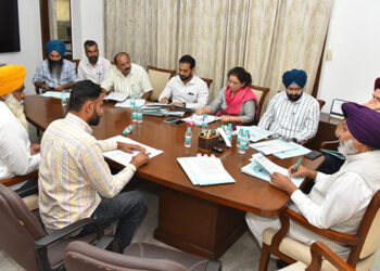 Punjab: ਹਰਪਾਲ ਚੀਮਾ ਵੱਲੋਂ PSPCL ਮੁਲਾਜ਼ਮਾਂ ਦੀਆਂ ਮੰਗਾਂ ਦੀ ਸਮੀਖਿਆ; ਜਾਇਜ਼ ਮੰਗਾਂ ਹੱਲ ਕਰਨ ਦੇ ਨਿਰਦੇਸ਼ Punjab: ਹਰਪਾਲ ਚੀਮਾ ਵੱਲੋਂ PSPCL ਮੁਲਾਜ਼ਮਾਂ ਦੀਆਂ ਮੰਗਾਂ ਦੀ ਸਮੀਖਿਆ; ਜਾਇਜ਼ ਮੰਗਾਂ ਹੱਲ ਕਰਨ ਦੇ ਨਿਰਦੇਸ਼