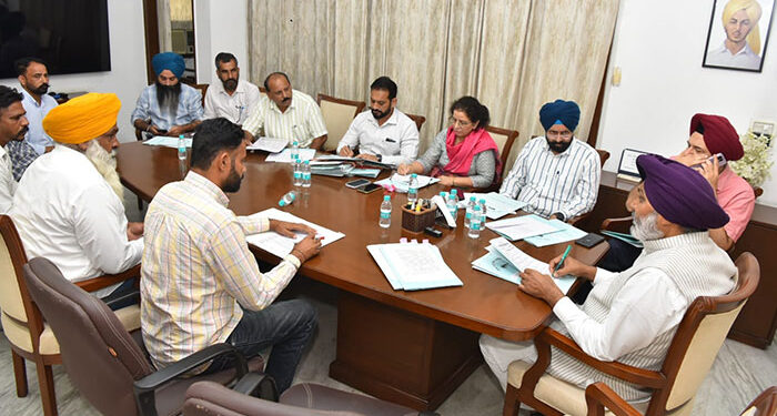 Punjab: ਹਰਪਾਲ ਚੀਮਾ ਵੱਲੋਂ PSPCL ਮੁਲਾਜ਼ਮਾਂ ਦੀਆਂ ਮੰਗਾਂ ਦੀ ਸਮੀਖਿਆ; ਜਾਇਜ਼ ਮੰਗਾਂ ਹੱਲ ਕਰਨ ਦੇ ਨਿਰਦੇਸ਼ Punjab: ਹਰਪਾਲ ਚੀਮਾ ਵੱਲੋਂ PSPCL ਮੁਲਾਜ਼ਮਾਂ ਦੀਆਂ ਮੰਗਾਂ ਦੀ ਸਮੀਖਿਆ; ਜਾਇਜ਼ ਮੰਗਾਂ ਹੱਲ ਕਰਨ ਦੇ ਨਿਰਦੇਸ਼