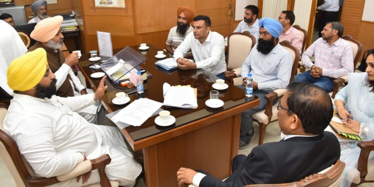ਭਗਵੰਤ ਮਾਨ ਸਰਕਾਰ ਨੇ 180 ਈ.ਟੀ.ਟੀ. ਅਧਿਆਪਕਾਂ ਦੀ ਤਨਖਾਹ ਅਸਮਾਨਤਾ ਖ਼ਤਮ ਕਰਨ ਵੱਲ ਵਧਾਇਆ ਕਦਮ, ਯੂਨੀਅਨ  ਦੇ ਮਾਮਲੇ ਨਾਲ ਸੰਬੰਧਿਤ ਜਾਂਚ ਵਿੱਚ ਤੇਜ਼ੀ ਲਿਆਂਦੀ ਜਾਵੇਗੀ: ਹਰਪਾਲ ਸਿੰਘ ਚੀਮਾ