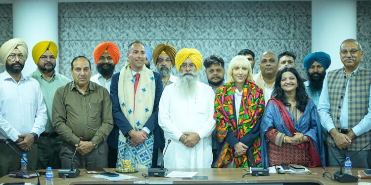 ਗੁਰਮੀਤ ਸਿੰਘ ਖੁੱਡੀਆਂ ਵੱਲੋਂ ਯੂ.ਕੇ. ਦੇ ਨਿਵੇਸ਼ਕਾਂ ਨੂੰ ਪੰਜਾਬ ਵਿੱਚ ਨਿਵੇਸ਼ ਦਾ ਸੱਦਾ; ‘ਵੇਰਕਾ’ ਅਤੇ ‘ਫਾਈਵ ਰਿਵਰਜ਼’ ਨੂੰ ਕੌਮਾਂਤਰੀ ਬਾਜ਼ਾਰ ‘ਚ ਲਿਜਾਣ ਦੀ ਪੇਸ਼ਕਸ਼ ਗੁਰਮੀਤ ਸਿੰਘ ਖੁੱਡੀਆਂ ਵੱਲੋਂ ਯੂ.ਕੇ. ਦੇ ਨਿਵੇਸ਼ਕਾਂ ਨੂੰ ਪੰਜਾਬ ਵਿੱਚ ਨਿਵੇਸ਼ ਦਾ ਸੱਦਾ; ‘ਵੇਰਕਾ’ ਅਤੇ ‘ਫਾਈਵ ਰਿਵਰਜ਼’ ਨੂੰ ਕੌਮਾਂਤਰੀ ਬਾਜ਼ਾਰ ‘ਚ ਲਿਜਾਣ ਦੀ ਪੇਸ਼ਕਸ਼