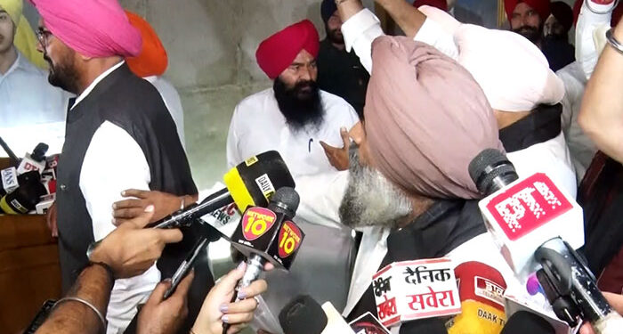 Punjab ਵਿਧਾਨ ਸਭਾ ਦੇ ਆਖਰੀ ਦਿਨ ਰੱਜ ਕੇ ਹੰਗਾਮਾ: ‘ਆਪ’ ਤੇ ਵਿਰੋਧੀ ਧਿਰ ਦੇ ਵਿਧਾਇਕਾਂ ਵਿਚਾਲੇ ਤਿੱਖੀ ਬਹਿਸ Punjab ਵਿਧਾਨ ਸਭਾ ਦੇ ਆਖਰੀ ਦਿਨ ਰੱਜ ਕੇ ਹੰਗਾਮਾ: ‘ਆਪ’ ਤੇ ਵਿਰੋਧੀ ਧਿਰ ਦੇ ਵਿਧਾਇਕਾਂ ਵਿਚਾਲੇ ਤਿੱਖੀ ਬਹਿਸ
