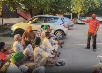 Punjab: ਝੋਨੇ ਦੀ ਖਰੀਦ ਨੂੰ ਲੈ ਕੇ ਕਿਸਾਨਾਂ ਨੇ ਮਾਰਕੀਟ ਕਮੇਟੀ ਦਫ਼ਤਰ ਅੱਗੇ ਧਰਨਾ Punjab: ਝੋਨੇ ਦੀ ਖਰੀਦ ਨੂੰ ਲੈ ਕੇ ਕਿਸਾਨਾਂ ਨੇ ਮਾਰਕੀਟ ਕਮੇਟੀ ਦਫ਼ਤਰ ਅੱਗੇ ਧਰਨਾ
