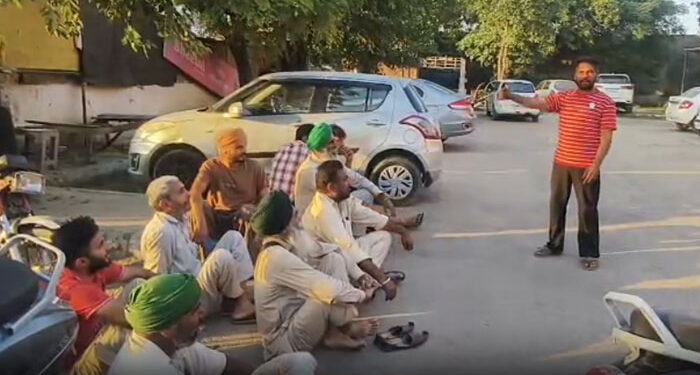 Punjab: ਝੋਨੇ ਦੀ ਖਰੀਦ ਨੂੰ ਲੈ ਕੇ ਕਿਸਾਨਾਂ ਨੇ ਮਾਰਕੀਟ ਕਮੇਟੀ ਦਫ਼ਤਰ ਅੱਗੇ ਲਾਇਆ ਧਰਨਾ