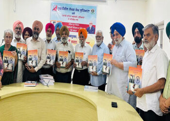 Punjab: ਸਿਰਮੌਰ ਪੱਤਰਕਾਰ ਜਤਿੰਦਰ ਪੰਨੂੰ ਦੀ ਕਿਤਾਬ ਖੋਜ ਆਧਾਰਿਤ ਵੱਡ ਆਕਾਰੀ ਪੁਸਤਕ “ਪੰਜਾਬ ਦੇ ਲੋਕ ਤੰਤਰੀ ਇਤਿਹਾਸ ਦਾ ਸੰਖੇਪ ਸਾਰ ਡਾ. ਸ ਸ ਜੌਹਲ ਤੇ ਹੋਰਨਾਂ ਵੱਲੋਂ ਲੋਕ ਅਰਪਣ