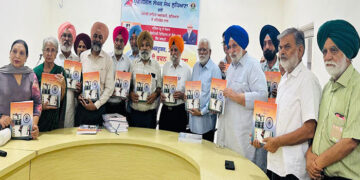Punjab: ਸਿਰਮੌਰ ਪੱਤਰਕਾਰ ਜਤਿੰਦਰ ਪੰਨੂੰ ਦੀ ਕਿਤਾਬ ਖੋਜ ਆਧਾਰਿਤ ਵੱਡ ਆਕਾਰੀ ਪੁਸਤਕ “ਪੰਜਾਬ ਦੇ ਲੋਕ ਤੰਤਰੀ ਇਤਿਹਾਸ ਦਾ ਸੰਖੇਪ ਸਾਰ ਡਾ. ਸ ਸ ਜੌਹਲ ਤੇ ਹੋਰਨਾਂ ਵੱਲੋਂ ਲੋਕ ਅਰਪਣ