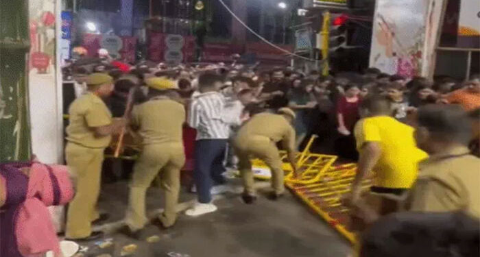 Kolkata Chorbagan Stampede: ਕੋਲਕਾਤਾ ਪੰਡਾਲ ਹਾਦਸੇ ਵਿੱਚ 19 ਮੌਤਾਂ Kolkata Chorbagan Stampede: ਕੋਲਕਾਤਾ ਪੰਡਾਲ ਹਾਦਸੇ ਵਿੱਚ 19 ਮੌਤਾਂ