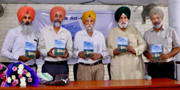 ਗੁਰਪ੍ਰੀਤ ਸਿੰਘ ਤੂਰ ਤੇ ਸਾਥੀਆਂ ਵੱਲੋਂ ਸੰਪਾਦਿਤ ਪੁਸਤਕ “ਪੰਜਾਬ ਸਿਆਸਤ ਅਤੇ ਸਮਕਾਲ’ ਪੁਸਤਕ ਪਦਮ ਭੂਸ਼ਣ ਡਾ. ਸਰਦਾਰਾ ਸਿੰਘ ਜੌਹਲ, ਪ੍ਰੋ. ਗੁਰਭਜਨ ਸਿੰਘ ਗਿੱਲ ਤੇ ਡਾ. ਨਵਤੇਜ ਸਿੰਘ ਬੈਂਸ ਵਲੋਂ ਲੋਕ ਅਰਪਣ