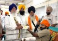 ਨਸ਼ਿਆਂ ਵਿਰੁੱਧ ਸੰਘਰਸ਼ ਦੌਰਾਨ ਜ਼ਖ਼ਮੀ ਹੋਏ ਚਾਰ ਨੌਜਵਾਨਾਂ ਨੂੰ ਸ਼੍ਰੋਮਣੀ ਕਮੇਟੀ ਨੇ ਸੌਂਪੇ 5-5 ਲੱਖ ਰੁਪਏ ਦੇ ਚੈੱਕ ਨਸ਼ਿਆਂ ਵਿਰੁੱਧ ਸੰਘਰਸ਼ ਦੌਰਾਨ ਜ਼ਖ਼ਮੀ ਹੋਏ ਚਾਰ ਨੌਜਵਾਨਾਂ ਨੂੰ ਸ਼੍ਰੋਮਣੀ ਕਮੇਟੀ ਨੇ ਸੌਂਪੇ 5-5 ਲੱਖ ਰੁਪਏ ਦੇ ਚੈੱਕ