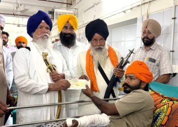 ਨਸ਼ਿਆਂ ਵਿਰੁੱਧ ਸੰਘਰਸ਼ ਦੌਰਾਨ ਜ਼ਖ਼ਮੀ ਹੋਏ ਚਾਰ ਨੌਜਵਾਨਾਂ ਨੂੰ ਸ਼੍ਰੋਮਣੀ ਕਮੇਟੀ ਨੇ ਸੌਂਪੇ 5-5 ਲੱਖ ਰੁਪਏ ਦੇ ਚੈੱਕ ਨਸ਼ਿਆਂ ਵਿਰੁੱਧ ਸੰਘਰਸ਼ ਦੌਰਾਨ ਜ਼ਖ਼ਮੀ ਹੋਏ ਚਾਰ ਨੌਜਵਾਨਾਂ ਨੂੰ ਸ਼੍ਰੋਮਣੀ ਕਮੇਟੀ ਨੇ ਸੌਂਪੇ 5-5 ਲੱਖ ਰੁਪਏ ਦੇ ਚੈੱਕ