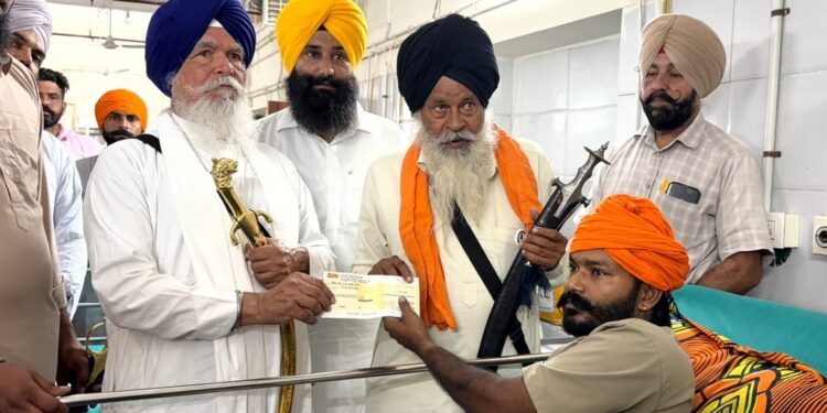 ਨਸ਼ਿਆਂ ਵਿਰੁੱਧ ਸੰਘਰਸ਼ ਦੌਰਾਨ ਜ਼ਖ਼ਮੀ ਹੋਏ ਚਾਰ ਨੌਜਵਾਨਾਂ ਨੂੰ ਸ਼੍ਰੋਮਣੀ ਕਮੇਟੀ ਨੇ ਸੌਂਪੇ 5-5 ਲੱਖ ਰੁਪਏ ਦੇ ਚੈੱਕ ਨਸ਼ਿਆਂ ਵਿਰੁੱਧ ਸੰਘਰਸ਼ ਦੌਰਾਨ ਜ਼ਖ਼ਮੀ ਹੋਏ ਚਾਰ ਨੌਜਵਾਨਾਂ ਨੂੰ ਸ਼੍ਰੋਮਣੀ ਕਮੇਟੀ ਨੇ ਸੌਂਪੇ 5-5 ਲੱਖ ਰੁਪਏ ਦੇ ਚੈੱਕ