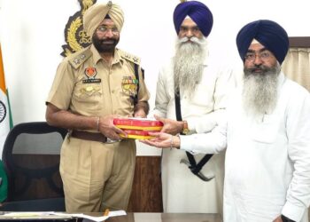  ਗੁਰੂ ਰਾਮਦਾਸ ਦੇ ਪ੍ਰਕਾਸ਼ ਦਿਹਾੜੇ ਸਬੰਧੀ ਅੰਮ੍ਰਿਤਸਰ ਦੇ ਡਿਪਟੀ ਕਮਿਸ਼ਨਰ ਤੇ ਪੁਲਿਸ ਕਮਿਸ਼ਨਰ ਨੂੰ ਦਿੱਤਾ ਸੱਦਾ ਪੱਤਰ