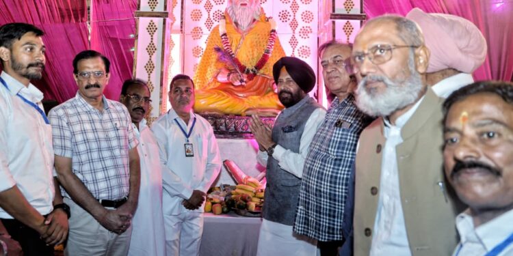 ਲੁਧਿਆਣਾ ਵਿਖੇ ਵਾਲਮੀਕਿ ਪ੍ਰਗਟ ਦਿਵਸ ਸਮਾਗਮ ‘ਚ ਪਹੁੰਚੇ ਭਾਜਪਾ ਸੂਬਾ ਪ੍ਰਧਾਨ ਕੇਵਲ ਸਿੰਘ ਢਿੱਲੋਂ ਲੁਧਿਆਣਾ ਵਿਖੇ ਵਾਲਮੀਕਿ ਪ੍ਰਗਟ ਦਿਵਸ ਸਮਾਗਮ ‘ਚ ਪਹੁੰਚੇ ਭਾਜਪਾ ਸੂਬਾ ਪ੍ਰਧਾਨ ਕੇਵਲ ਸਿੰਘ ਢਿੱਲੋਂ
