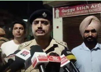 ਮੋਗਾ ਦੇ ਅੰਗਦਪੁਰਾ ਮੁਹੱਲੇ ਵਿੱਚ ਚੱਲੀਆਂ ਤਾਬੜਤੋੜ ਗੋਲੀਆਂ, 5 ਜ਼ਖ਼ਮੀ, 3 ਦੀ ਹਾਲਤ ਗੰਭੀਰ ਮੋਗਾ ਦੇ ਅੰਗਦਪੁਰਾ ਮੁਹੱਲੇ ਵਿੱਚ ਚੱਲੀਆਂ ਤਾਬੜਤੋੜ ਗੋਲੀਆਂ, 5 ਜ਼ਖ਼ਮੀ, 3 ਦੀ ਹਾਲਤ ਗੰਭੀਰ