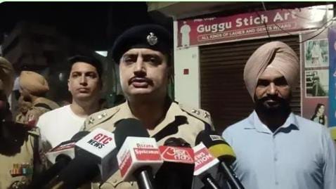 ਮੋਗਾ ਦੇ ਅੰਗਦਪੁਰਾ ਮੁਹੱਲੇ ਵਿੱਚ ਚੱਲੀਆਂ ਤਾਬੜਤੋੜ ਗੋਲੀਆਂ, 5 ਜ਼ਖ਼ਮੀ, 3 ਦੀ ਹਾਲਤ ਗੰਭੀਰ ਮੋਗਾ ਦੇ ਅੰਗਦਪੁਰਾ ਮੁਹੱਲੇ ਵਿੱਚ ਚੱਲੀਆਂ ਤਾਬੜਤੋੜ ਗੋਲੀਆਂ, 5 ਜ਼ਖ਼ਮੀ, 3 ਦੀ ਹਾਲਤ ਗੰਭੀਰ