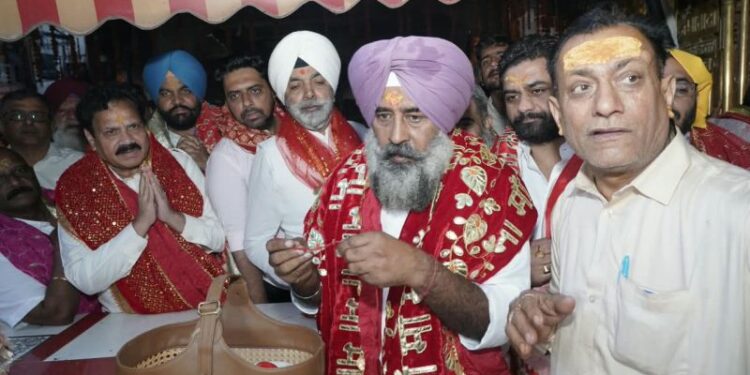ਪੰਜਾਬ ਕਾਂਗਰਸ ਪ੍ਰਧਾਨ ਪਰਗਟ ਸਿੰਘ ਮਾਤਾ ਚਿੰਤਪੂਰਨੀ ਦਰਬਾਰ ਵਿਖੇ ਹੋਏ ਨਤਮਸਤਕ ਪੰਜਾਬ ਕਾਂਗਰਸ ਪ੍ਰਧਾਨ ਪਰਗਟ ਸਿੰਘ ਮਾਤਾ ਚਿੰਤਪੂਰਨੀ ਦਰਬਾਰ ਵਿਖੇ ਹੋਏ ਨਤਮਸਤਕ