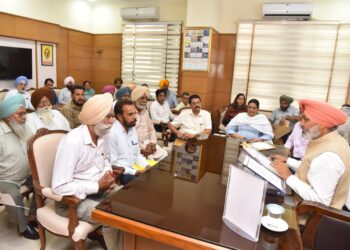 ਵਿੱਤ ਮੰਤਰੀ ਹਰਪਾਲ ਸਿੰਘ ਚੀਮਾ ਨੇ ਮੁਲਾਜ਼ਮ ਯੂਨੀਅਨਾਂ ਨਾਲ ਕੀਤੀ ਮੀਟਿੰਗ; ਮੰਗਾਂ ਦੇ ਸਮਾਂਬੱਧ ਹੱਲ ਦਾ ਦਿੱਤਾ ਭਰੋਸਾ ਵਿੱਤ ਮੰਤਰੀ ਹਰਪਾਲ ਸਿੰਘ ਚੀਮਾ ਨੇ ਮੁਲਾਜ਼ਮ ਯੂਨੀਅਨਾਂ ਨਾਲ ਕੀਤੀ ਮੀਟਿੰਗ; ਮੰਗਾਂ ਦੇ ਸਮਾਂਬੱਧ ਹੱਲ ਦਾ ਦਿੱਤਾ ਭਰੋਸਾ