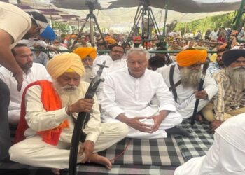Mansa: ਪਰਵਿੰਦਰ ਸਿੰਘ ਝੋਟੇ ਦੀ ਸ਼ਹਾਦਤ ਨੂੰ ਸਿਜਦਾ ਕਰਨ ਪਹੁੰਚੇ ਸੁਨੀਲ ਜਾਖੜ Mansa: ਪਰਵਿੰਦਰ ਸਿੰਘ ਝੋਟੇ ਦੀ ਸ਼ਹਾਦਤ ਨੂੰ ਸਿਜਦਾ ਕਰਨ ਪਹੁੰਚੇ ਸੁਨੀਲ ਜਾਖੜ