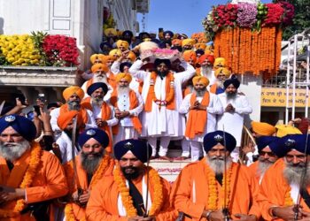 Amritsar : ਸ੍ਰੀ ਗੁਰੂ ਰਾਮਦਾਸ ਜੀ ਦੇ ਪ੍ਰਕਾਸ਼ ਪੁਰਬ ਮੌਕੇ ਸ੍ਰੀ ਅਕਾਲ ਤਖ਼ਤ ਸਾਹਿਬ ਤੋਂ ਸਜਾਇਆ ਨਗਰ ਕੀਰਤਨ Amritsar : ਸ੍ਰੀ ਗੁਰੂ ਰਾਮਦਾਸ ਜੀ ਦੇ ਪ੍ਰਕਾਸ਼ ਪੁਰਬ ਮੌਕੇ ਸ੍ਰੀ ਅਕਾਲ ਤਖ਼ਤ ਸਾਹਿਬ ਤੋਂ ਸਜਾਇਆ ਨਗਰ ਕੀਰਤਨ