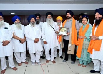 UPSC ’ਚ ਸਫ਼ਲ 11 ਸਿੱਖ ਵਿਦਿਆਰਥੀਆਂ ਦਾ ਸ਼੍ਰੋਮਣੀ ਕਮੇਟੀ ਵੱਲੋਂ ਇੱਕ-ਇੱਕ ਲੱਖ ਰੁਪਏ ਨਾਲ ਸਨਮਾਨ UPSC ’ਚ ਸਫ਼ਲ 11 ਸਿੱਖ ਵਿਦਿਆਰਥੀਆਂ ਦਾ ਸ਼੍ਰੋਮਣੀ ਕਮੇਟੀ ਵੱਲੋਂ ਇੱਕ-ਇੱਕ ਲੱਖ ਰੁਪਏ ਨਾਲ ਸਨਮਾਨ
