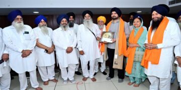 UPSC ’ਚ ਸਫ਼ਲ 11 ਸਿੱਖ ਵਿਦਿਆਰਥੀਆਂ ਦਾ ਸ਼੍ਰੋਮਣੀ ਕਮੇਟੀ ਵੱਲੋਂ ਇੱਕ-ਇੱਕ ਲੱਖ ਰੁਪਏ ਨਾਲ ਸਨਮਾਨ UPSC ’ਚ ਸਫ਼ਲ 11 ਸਿੱਖ ਵਿਦਿਆਰਥੀਆਂ ਦਾ ਸ਼੍ਰੋਮਣੀ ਕਮੇਟੀ ਵੱਲੋਂ ਇੱਕ-ਇੱਕ ਲੱਖ ਰੁਪਏ ਨਾਲ ਸਨਮਾਨ